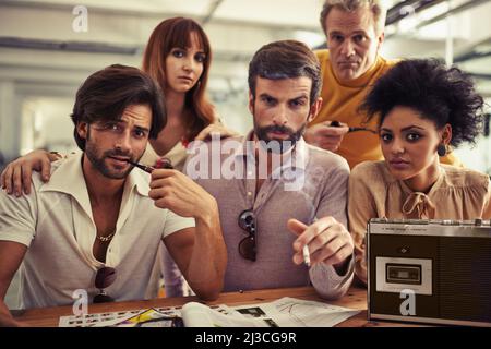 Questo team è il migliore. Un gruppo di 70s progettisti che lavorano insieme in ufficio. Foto Stock