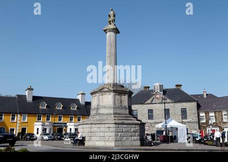 Statua di san patrizio sull'ex monumento clendining ottagono mercato piazza westport contea mayo repubblica d'irlanda Foto Stock