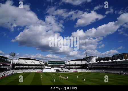 Josh De Caires di Middlesex si batte il bowling del Suranga Lakmal del Derbyshire durante il giorno uno della LV= County Championship Division due partite al Lord's Cricket Ground, Londra. Foto Stock