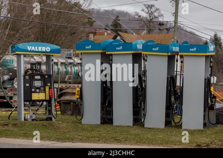 Le nuove pompe a gas attendono l'installazione presso una stazione di servizio Valero sulla US Route 20 nella frazione di Bridgewater, contea di Oneida, stato di New York. Foto Stock