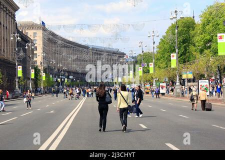 KIEV, UCRAINA - 2 MAGGIO 2011: Questa è la via principale della capitale Ucraina Khreshchatyk, che diventa un pedone in un giorno di festa. Foto Stock