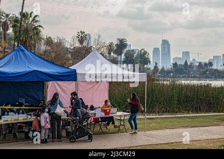 Pfizer Booster Vaccine Tent, Echo Park vicino al centro di Los Angeles, California, USA Foto Stock
