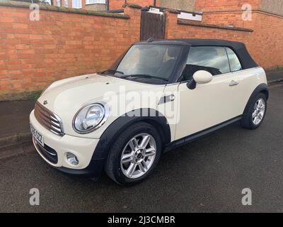 Crema mini soft top auto conversabile o bianco con tetto nero Smart lady auto Cabriolet sporty poh donne bianco bello guardare nero tetto due porte trendy Foto Stock