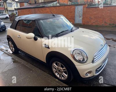 Crema mini soft top auto convertibile bianco nero tetto parcheggiato pulito Smart auto donne bianco sportivo a due porte aspetto sportivo buona strada BMW sport sportivi Foto Stock