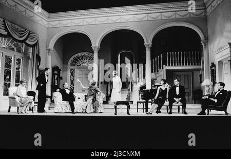 l-r: Abigail McKern (Jackie Coryton), Mark Payton (Simon Bliss), Donald Pickering (Richard Greatham), Penelope Keith (Judith Bliss), Rosalyn Landor (Sorel Bliss), Susan Bovell (Myra Arundel), Moray Watson (David Bliss), Carl Trelard's FEVER, W1 25, nel 10/1983 DI Londra, in THE Queen HAY WHIES, nel TEATRO DI HARVARD, David HARVARD, Joe Davis regista: Kim Grant Foto Stock