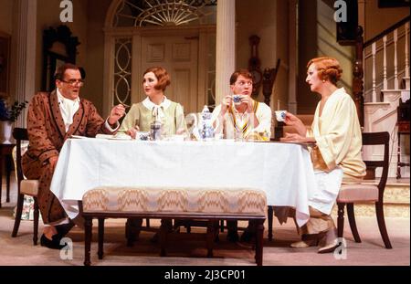 l-r: Moray Watson (David Bliss), Rosalyn Landor (Sorel Bliss), Mark Payton (Simon Bliss), Penelope Keith (Judith Bliss) in HAY FEVER di Noel Coward al Queen’s Theatre, Londra W1 25/10/1983 design: Carl Toms Lighting: Joe Davis regista: Kim Grant Foto Stock