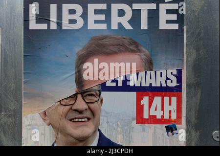 Poster strappati di Nicolas Dupont-Aignan (in alto) e Jean-Luc Melenchon (in basso). La campagna elettorale per il primo turno delle elezioni presidenziali francesi si concluderà il 7 aprile 2022 a mezzanotte. In questo momento, sarà vietato mettere in cartelloni, distribuire volantini e far esprimersi i candidati nel quadro della campagna. Il primo turno delle elezioni inizia domenica 10 aprile alle 8:00. Foto Stock