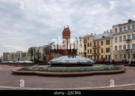 Minsk, Bielorussia, 04.11.2021. Piazza dell'Indipendenza a Minsk con la chiesa rossa dei Santi Simone ed Helena e la cupola di vetro del centro commerciale sotterraneo Capital. Foto Stock