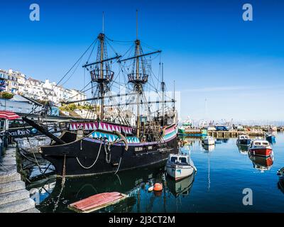 La replica a grandezza naturale del Golden Hind, il famoso galeone di Sir Francis Drake, che è permanentemente ormeggiato nel porto di Brixham, Devon. Foto Stock