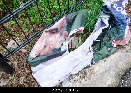 Aix-en-Provence, Francia. 14th Mar 2022. I pezzi dei manifesti elettorali di Eric Zemmour sono crollato sul terreno. La campagna elettorale per il primo turno delle elezioni presidenziali francesi si concluderà il 7 aprile 2022 a mezzanotte. In questo momento, sarà vietato mettere in cartelloni, distribuire volantini e far esprimersi i candidati nel quadro della campagna. Il primo turno delle elezioni inizia domenica 10 aprile alle 8:00. (Credit Image: © Laurent Coust/SOPA Images via ZUMA Press Wire) Foto Stock