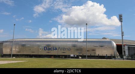 Udine, UD, Italia - 25 luglio 2020: Stadio moderno chiamato DACIA ARENA con grande testo Foto Stock