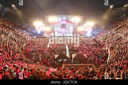 Verona, VR, Italia - 5 giugno 2017: Concerto dal vivo in Arena con molte persone con molti artisti italiani Foto Stock