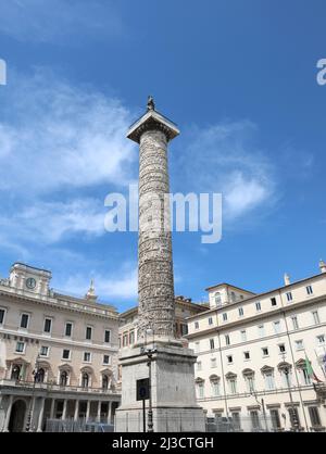 Roma, RM, Italia - 18 agosto 2020: Antica colonna romana e Palazzo Cigi sede del governo italiano Foto Stock