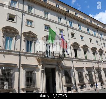 Roma, RM, Italia - 18 agosto 2020: Bandiere italiane ed europee di Palazzo Chigi sede del Senato Italiano Foto Stock