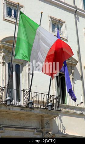 Roma, RM, Italia - 18 agosto 2020: Grande bandiera italiana del Palazzo Chigi sede del governante Foto Stock