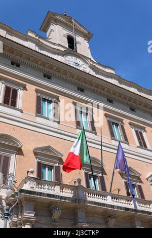 Roma, RM, Italia - 18 agosto 2020: Facciata del Palazzo Montecitorio sede del Parlamento italiano senza persone Foto Stock