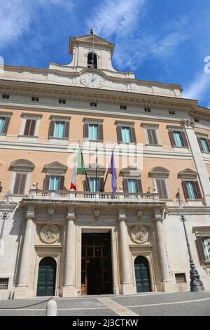 Roma, RM, Italia - 18 agosto 2020: Palazzo Montecitorio sede della Camera dei deputati italiani a porte chiuse e senza persone Foto Stock