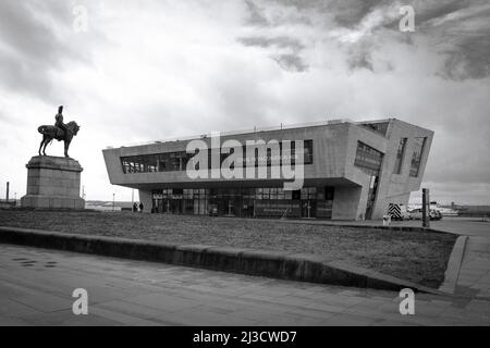 Terminal dei traghetti di Mersey, Pier Head, Liverpool / Black and White Foto Stock