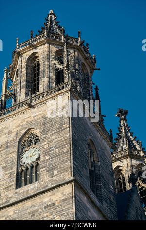 Torri medievali della Cattedrale di Magdeburg nella città vecchia di Magdeburg in Germania Foto Stock