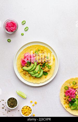 INDIA, VARANASI - 27 NOVEMBRE 2015: Etnico pensieroso maschio sitinglooking via su panchina di legno sul villaggio shabby in India Foto Stock