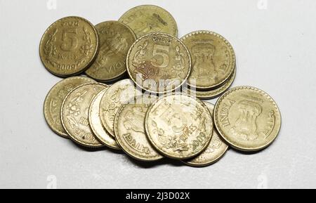 Moneta indiana cinque monete rupee, valuta indiana, denaro, vecchia moneta a cinque rupie Foto Stock