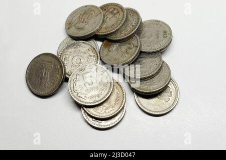 Moneta indiana cinque monete rupee, valuta indiana, denaro, vecchia moneta a cinque rupie Foto Stock