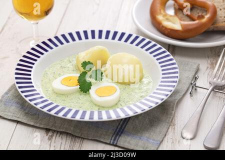 salsa verde frankfurter con patate e uova sode, cucina tedesca Foto Stock