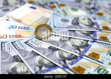 Dollari USA, banconote in euro e monete di rubli russi. Concetto di sanzioni americane ed europee contro la Russia, tasso di cambio Foto Stock