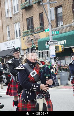 La Richmond County Pipes and Drums Band si esibirà nella sfilata Saint Patrick's Day a Brooklyn, New York. Foto Stock