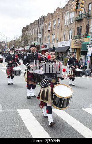 La Richmond County Pipes and Drums Band si esibirà nella sfilata Saint Patrick's Day a Brooklyn, New York. Foto Stock