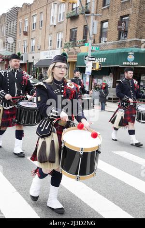 La Richmond County Pipes and Drums Band si esibirà nella sfilata Saint Patrick's Day a Brooklyn, New York. Foto Stock