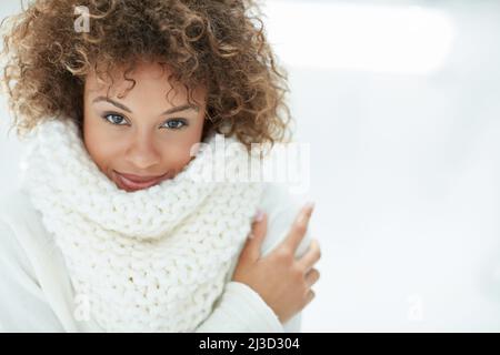 Portare il brr. Ritratto di una giovane donna attraente vestita di abbigliamento invernale. Foto Stock