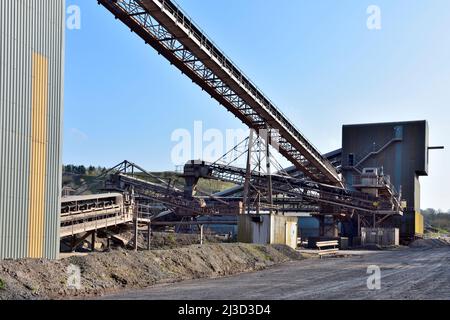 Nastri trasportatori con frantumazione e smistamento di pietre in una cava di pietra Foto Stock