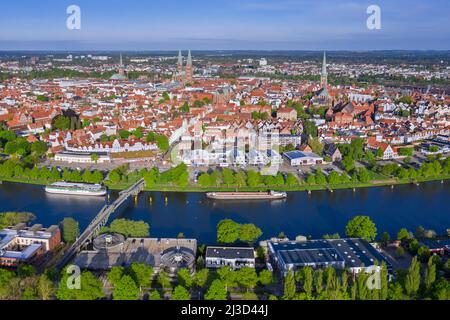 Vista aerea sul fiume trave e la città vecchia e le chiese della città anseatica di Lübeck in primavera, Schleswig-Holstein, Germania Foto Stock