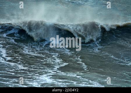 Ogni dieci anni si verifica una tempesta di sette punti. Cataclismi e fenomeni meteorologici in mare, tempeste e uragano in autunno Foto Stock