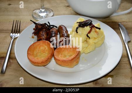 Pub inglese cibo, Bangers e mash Foto Stock