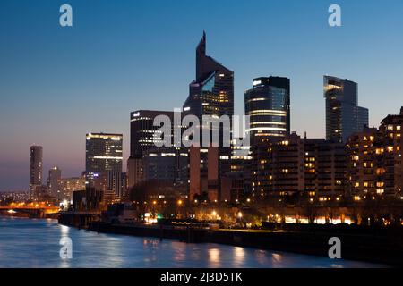 Nightfall a la Defense, Courbevoie, Francia Foto Stock