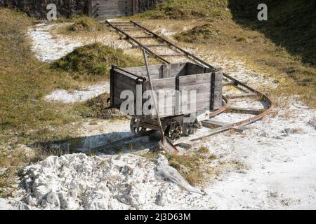 Estrazione storica di argilla cinese - carro vasca mineraria su binari ferroviari con pala. Wheal Martyn Clay Museum, St Austell, Cornovaglia, Regno Unito. Foto Stock