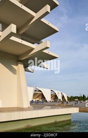 Torre di controllo (Yoshinobu Ashihara) e Komazawa Olympic Park Stadium (Murata Masachika architetti) costruito per le 1964 Olimpiadi di estate a Tokyo in Giappone Foto Stock