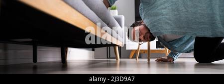 Uomo in cerca di chiavi perse o in cerca di qualcosa Foto Stock
