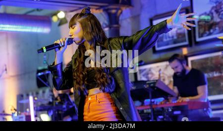 Amburgo, Germania. 07th Apr 2022. Il cantante di Lipsia Cary canta al fundraiser di "All Hands on Deck". Le donazioni sono destinate a sostenere artisti la cui esistenza è minacciata dalla corona. Credit: Markus Scholz/dpa/Alamy Live News Foto Stock