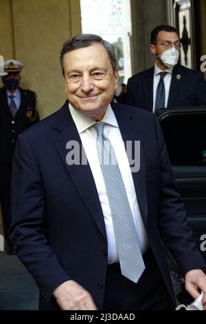 Ritratto di Mario Draghi, primo ministro del governo italiano, prima di un vertice politico. Torino, Italia - Aprile 2022 Foto Stock