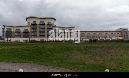 Una serie di appartamenti eleganti e moderni che si affacciano sulla riserva delle Wetlands della baia di Cardiff. Appartamenti lacuna. Molla. Aprile 2022. Foto Stock