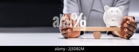 Bilancia del saldo percentuale di interesse e bilancio di denaro pensionistico Foto Stock