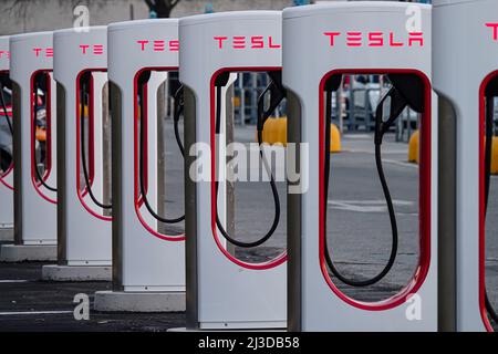 Stazione di ricarica Tesla per accogliere i proprietari di auto elettriche. Torino, Italia - Aprile 2022 Foto Stock