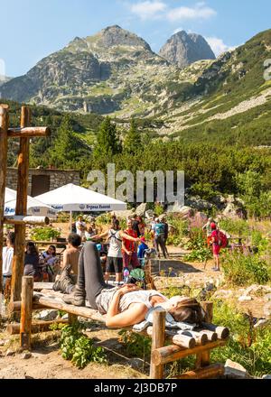 Escursioni in montagna, vista del picco Malyovitsa come visto dallo chalet in una giornata estiva soleggiata nel Parco Nazionale di Rila, montagna di Rila, Bulgaria, Europa Foto Stock