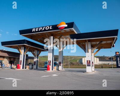 LUGO,SPAGNA - Marzo 19,2022: Stazione di benzina Repsol a Lugo, Galizia, Spagna Foto Stock