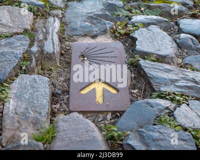 BRAGANZA, PORTOGALLO - 02 aprile 2022: Cartello per la strada San Jakob con conchiglie di cuoio capelluto sul marciapiede in pietra a Braganza, Portogallo. Guscio di cuoio capelluto e giallo A. Foto Stock