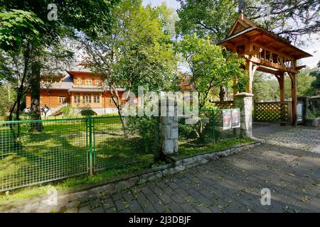 Zakopane, Polonia - 23 settembre 2016: Willa Oksza è visto dall'esterno della recinzione. Il cancello in legno vi invita a visitare il sito del museo Foto Stock