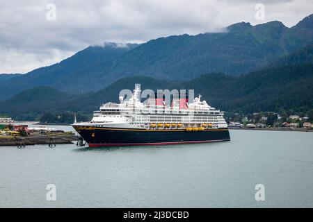 Nave da crociera Disney Wonder nel porto di Juneau Alaska, capitale dell'Alaska, Disney Cruise Line, Inside Passage Alaska Foto Stock